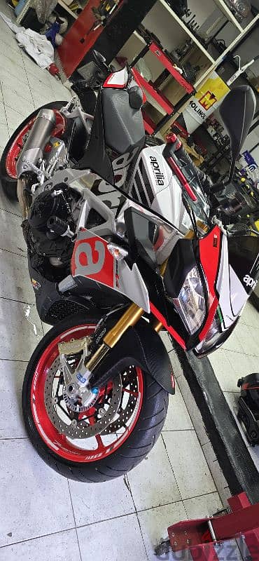 Aprilia tuono v4 1100 factory edition