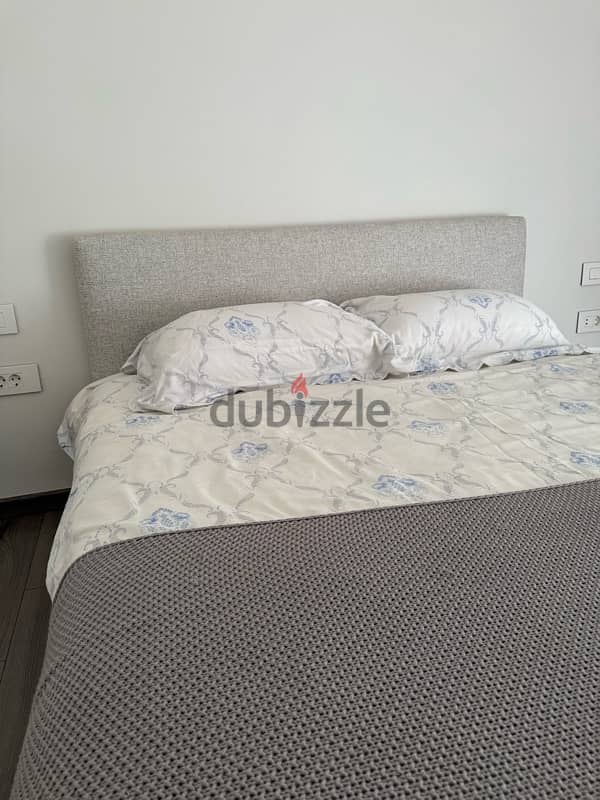 Queen size bed 1