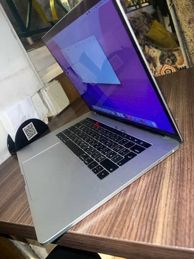 macbook pro 2016 (i7 touch bar 16rams 15.4)