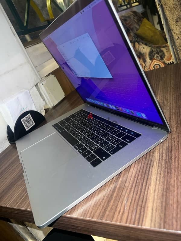 macbook pro 2016 (i7 touch bar 16rams 15.4) 0