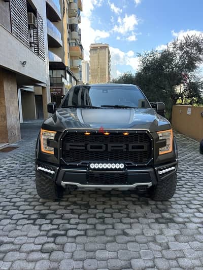 Ford F 150 Lariat V8 5.0 L 2015 gray on black