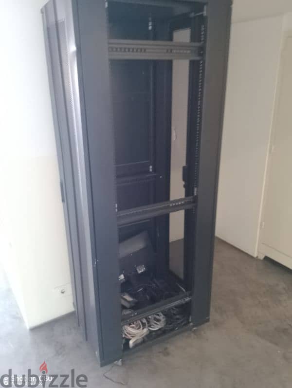 server cabinet 0