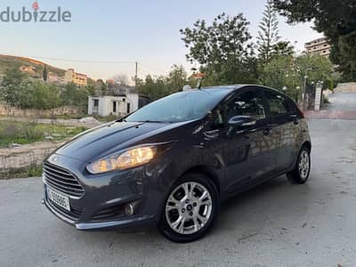 Ford Fiesta 2015 Super clean!!!