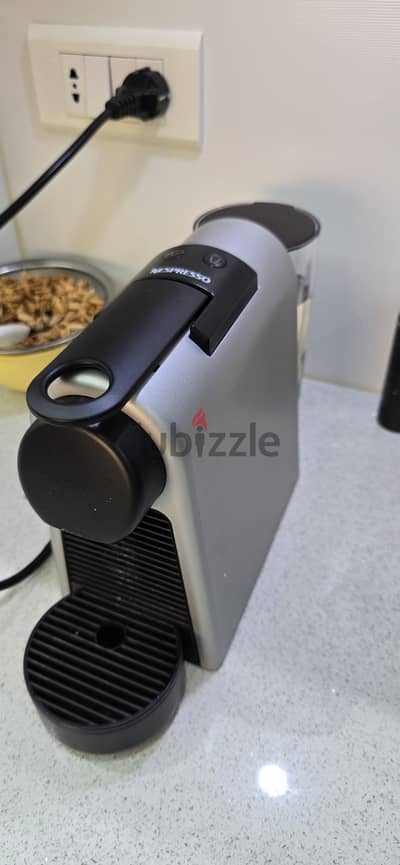 Nespresso essenza mini like new in perfect condition