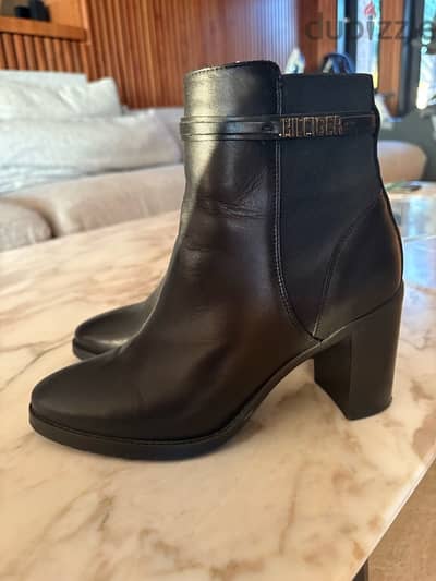 Tommy Hilfiger Leather Ankle Boots – Size 40