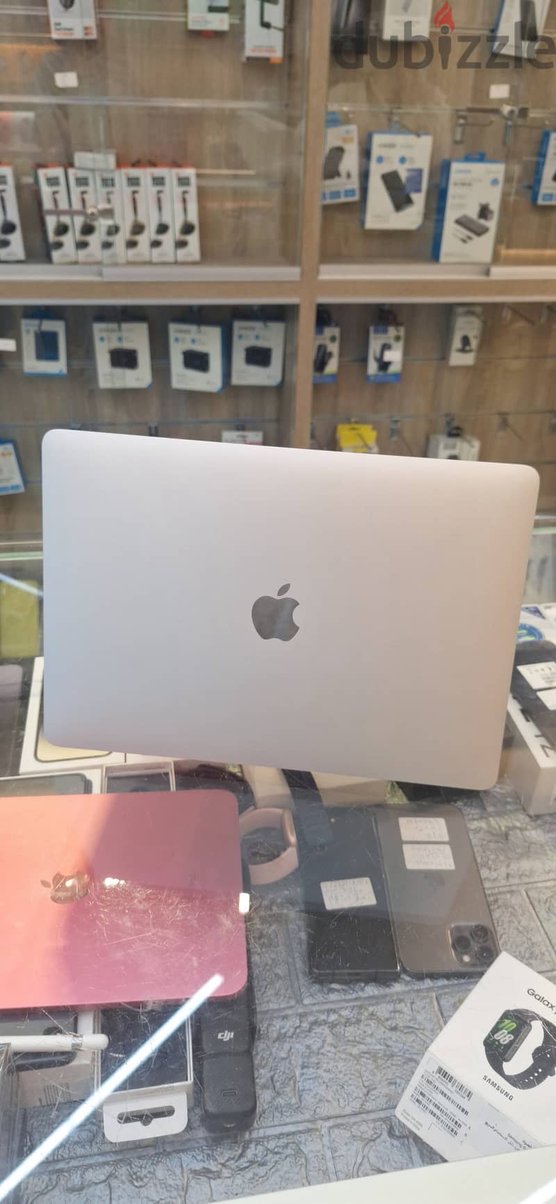 Macbook air 13 2020  *cor i5 *8 gb ram *512 gb ssd  133 cycle 1