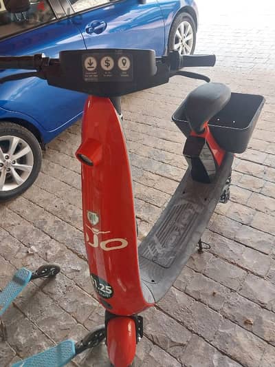 سكوتر على كهرباء electric scooter charging