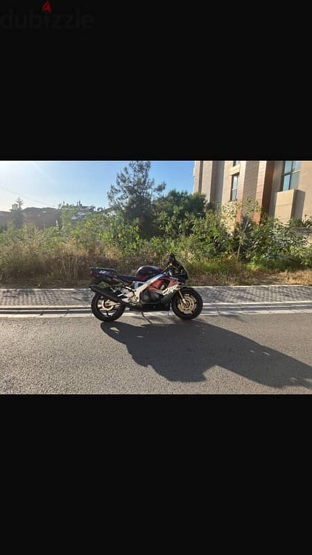 Honda Cbr RR 900cc 1