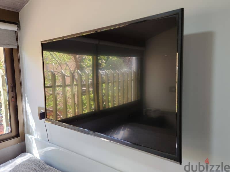 TCL TV + Wall Stand (HDMI available) 1