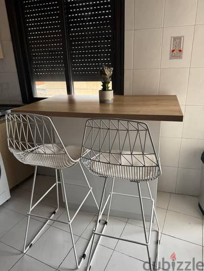 Kitchen Bar with 2 Bar Stools – Great Condition