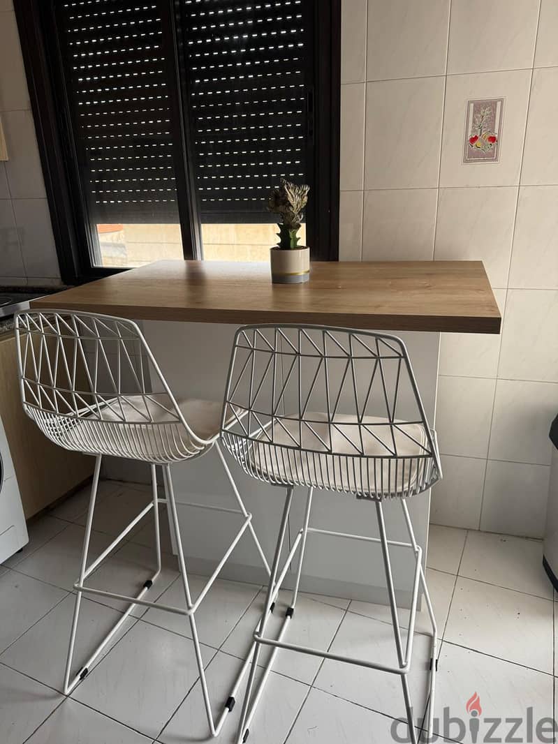 Kitchen Bar with 2 Bar Stools – Great Condition 0