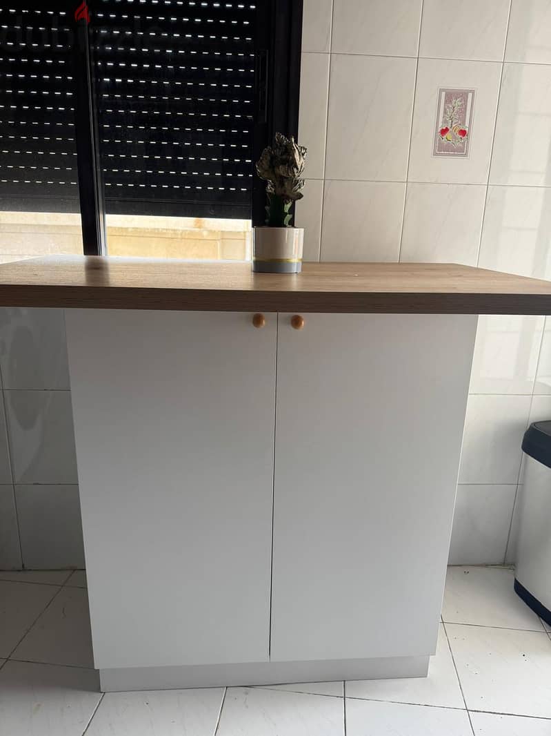 Kitchen Bar with 2 Bar Stools – Great Condition 2