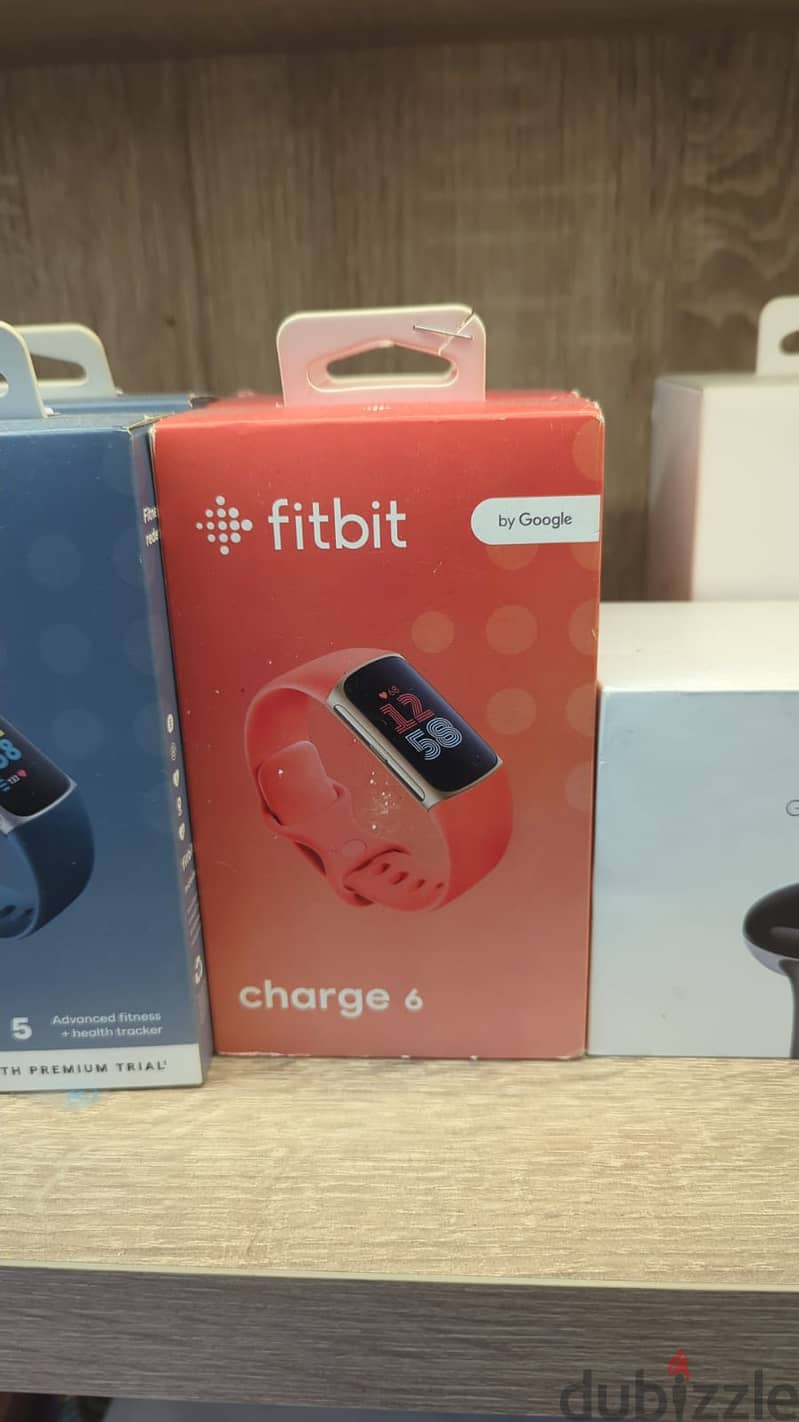 Fitbit Charge 6 champagne gold case,coral band 0