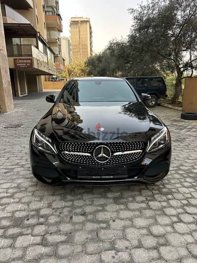 Mercedes C 300 4matic 2017 black on black (clean carfax)