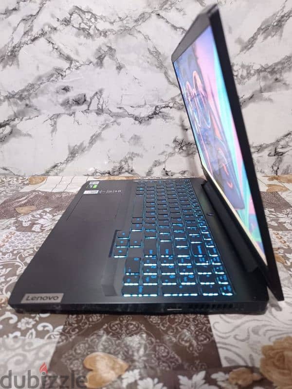 Gaming laptop with box 4