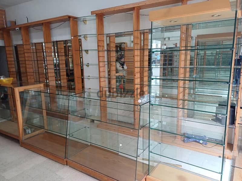 GALSS and WOODEN CLEAN racks, shelves and display vitrines. 4