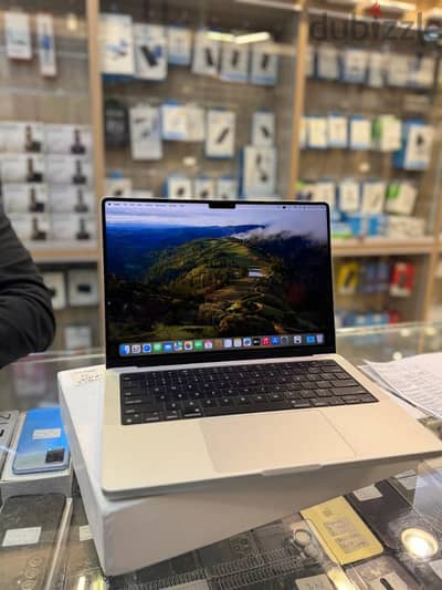 Used like new  Macbook pro m3 8/512 ssd  24 cycle count