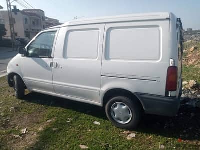 Nissan serena 2000