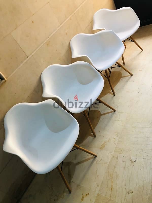 4 modern dining chairs like new. 120$ 1