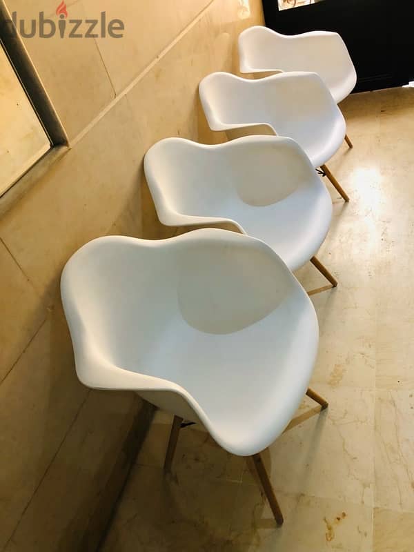 4 modern dining chairs like new. 120$ 2