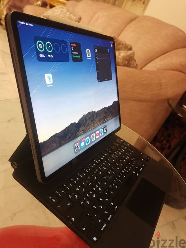 Ipad Pro M1 chip 12.9 inch, Magic Keyboard, and Apple pen 4