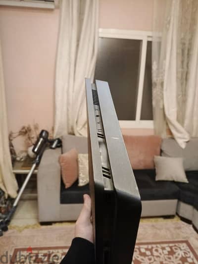 PS4 slim 500g بحالة ممتازة و عالفحص (ملاحظة بدون مسكات ) معد