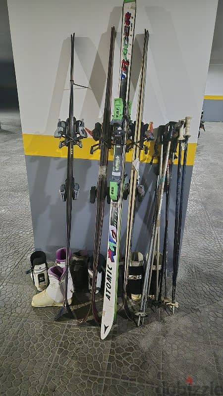 4 Skis with boots used 0