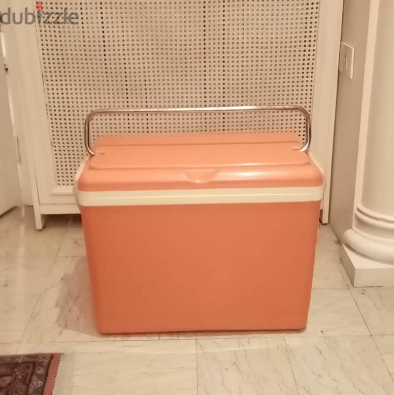 Large Cooler Box perfect for outdoor activities. 1