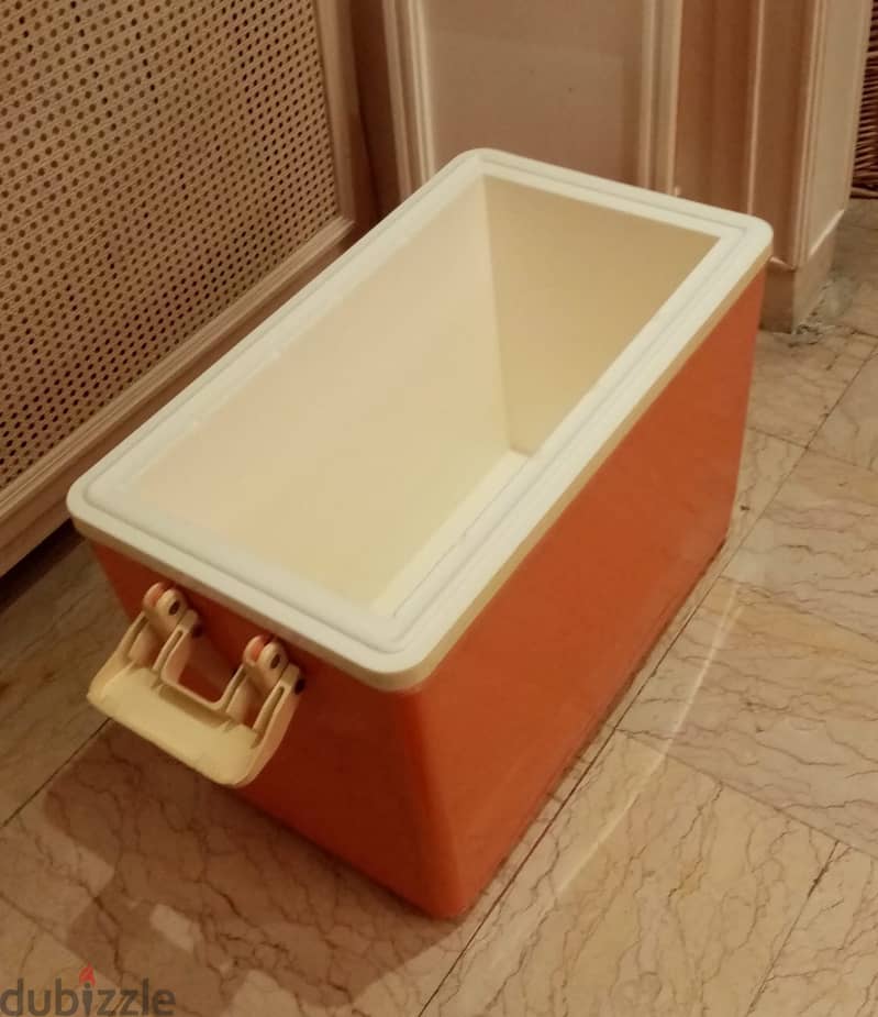 Large Cooler Box perfect for outdoor activities. 2