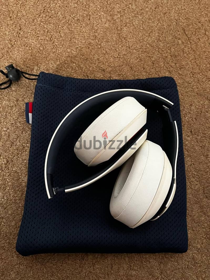 COLLECTIBLE & RARE TOMMY HILFIGER NOISE-ISOLATING WIRELESS HEADPHONES 2