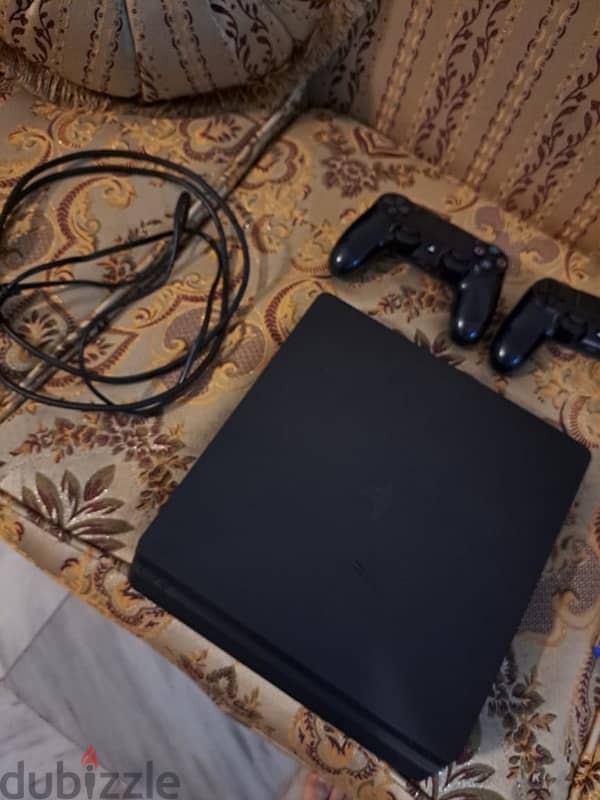 ps4 slim used like new very clean 2 original controllers 2 cds 2