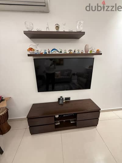 shelves and tv unit رفوف و طاولة خشب زين