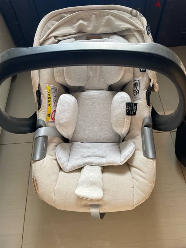 Inglesina car seat + base 1