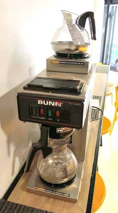 Bunn machine ( series VP-17) with 2 kettles and a shaker