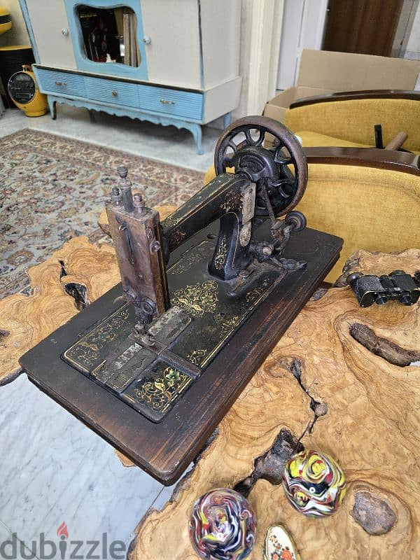 Vintage sewing machine    مكنة خياطه يدوية انتيك 1