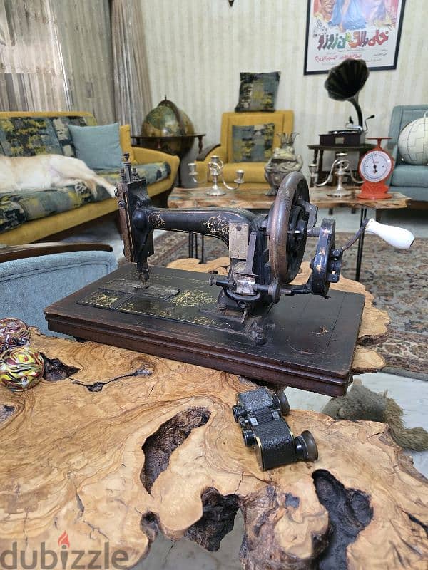 Vintage sewing machine    مكنة خياطه يدوية انتيك 2