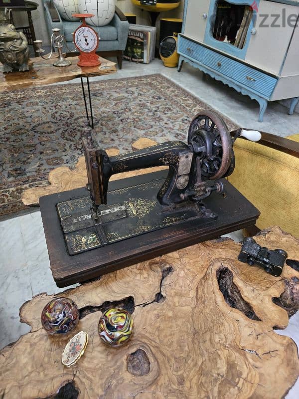 Vintage sewing machine    مكنة خياطه يدوية انتيك 3