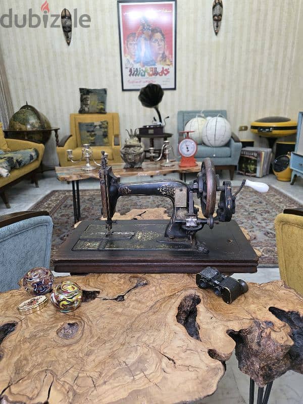 Vintage sewing machine    مكنة خياطه يدوية انتيك 4