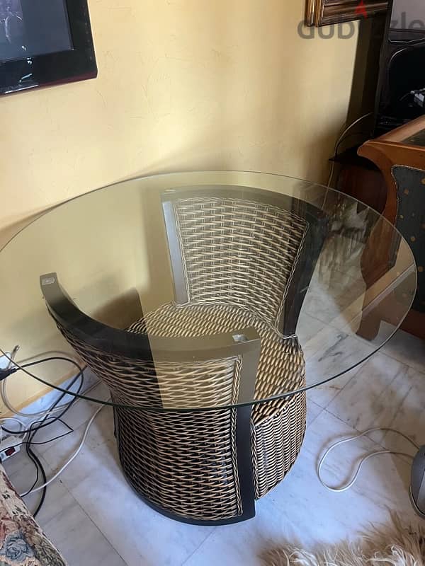 Like new, round table 40$ 1