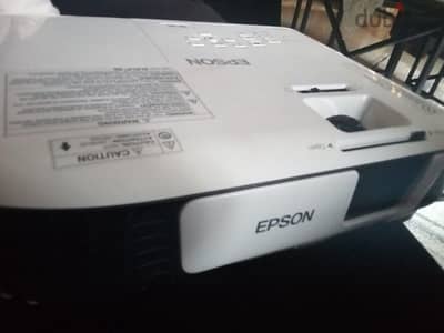 Epson projector with screen 3x3m only for 500$ original price 750$