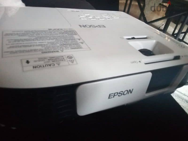 Epson projector with screen 3x3m only for 500$ original price 750$ 0