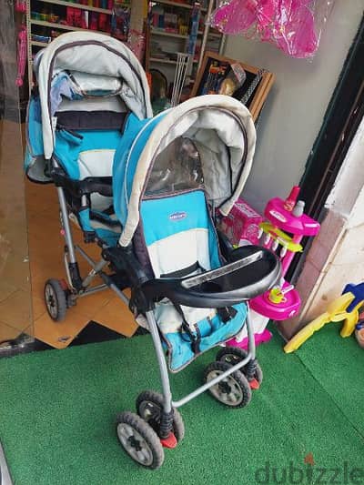 twins stroller used عرباية توأم مستعملة مع طاولتين اكل ومقاعد بتتنيم