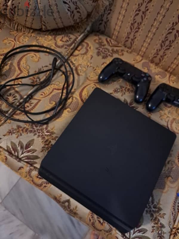 ps4 slim very clean with 2 original controllers 1 cd 2