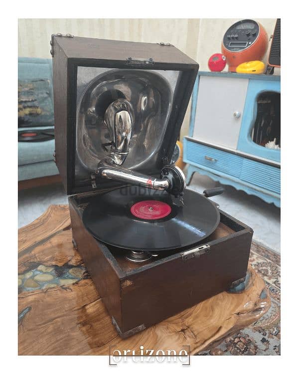 Vintage phonograph gramophone 0