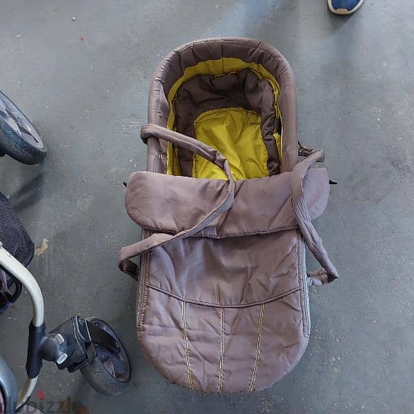 Full set stroller, basinet, car seat, and iso fix base 5