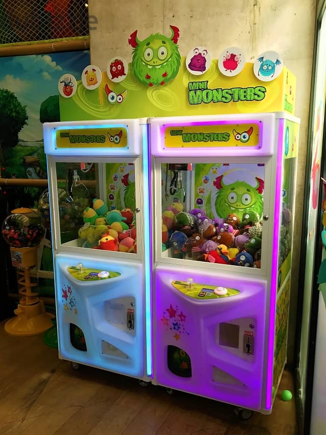 MINI MONSTERS - Twin Cabinet Claw Machine 1