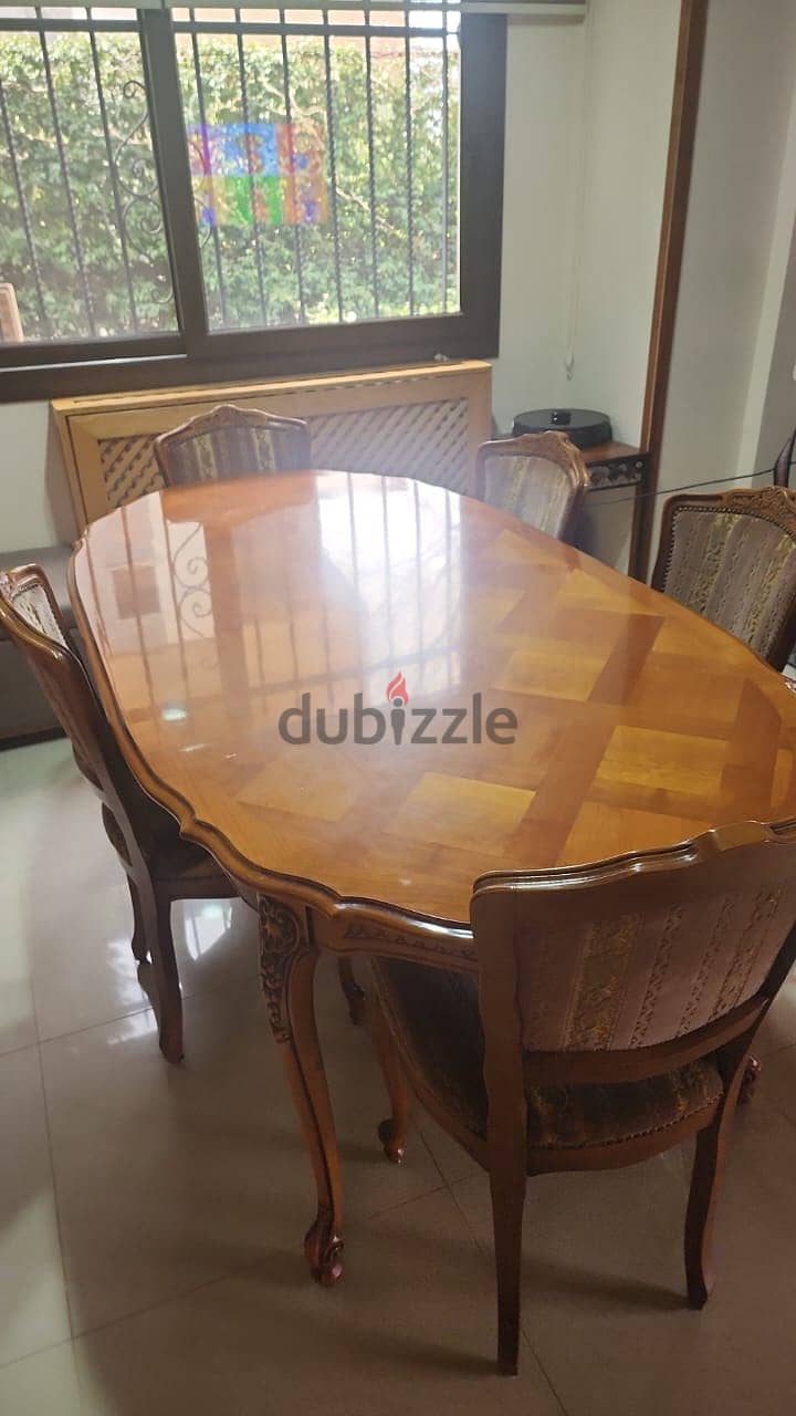 Elegant Pre-Loved Dining Table . Timeless Style at a Great Price 1