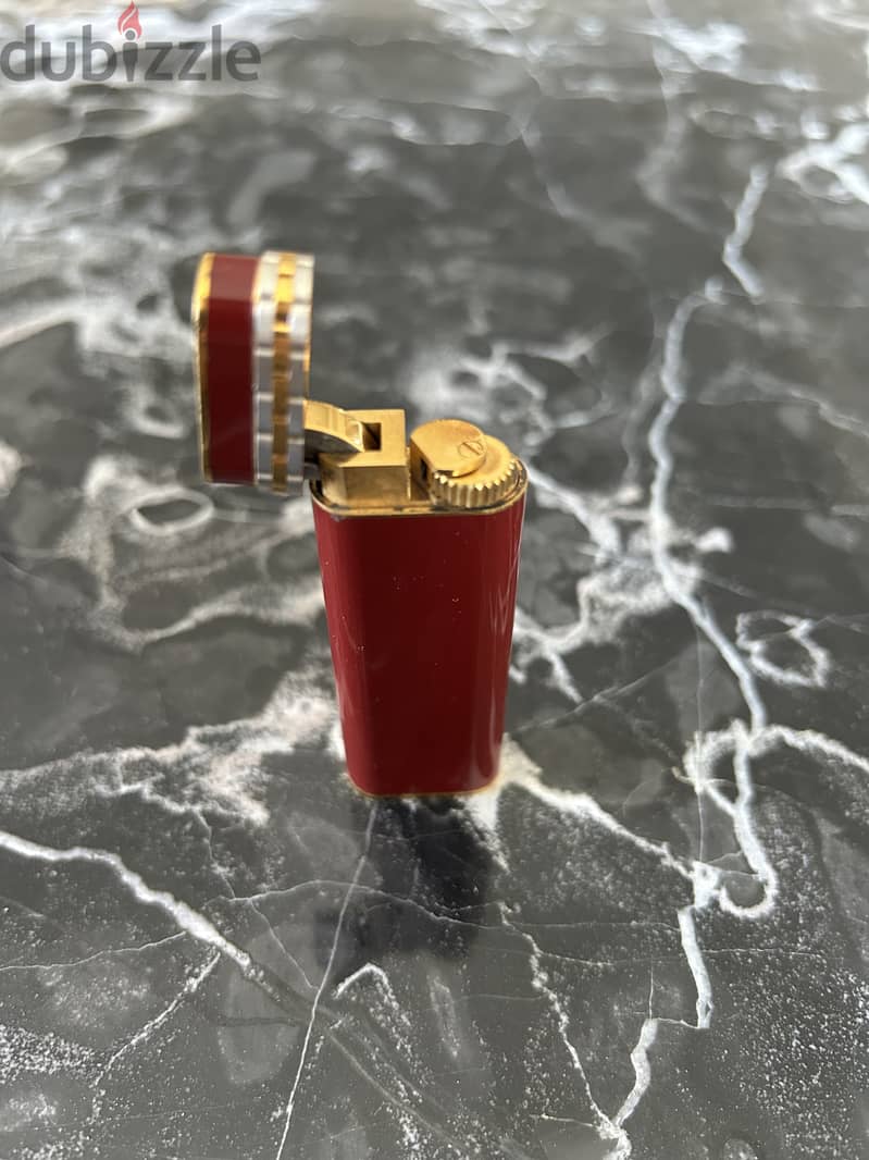 A 18K gold and red laque lighter, Cartier, with box 4