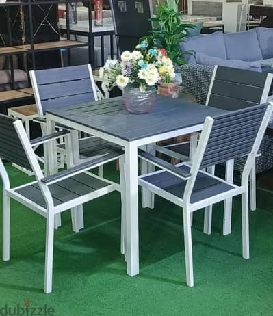 طاولة مع اربع كراسي Outdoor table