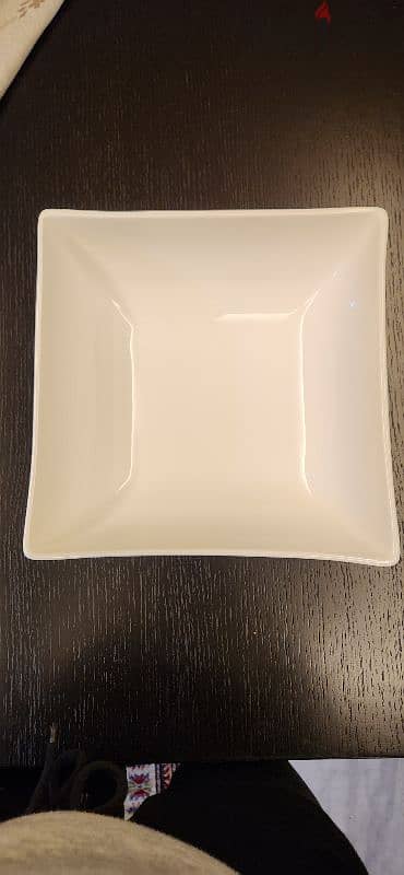 white porcelaine plates